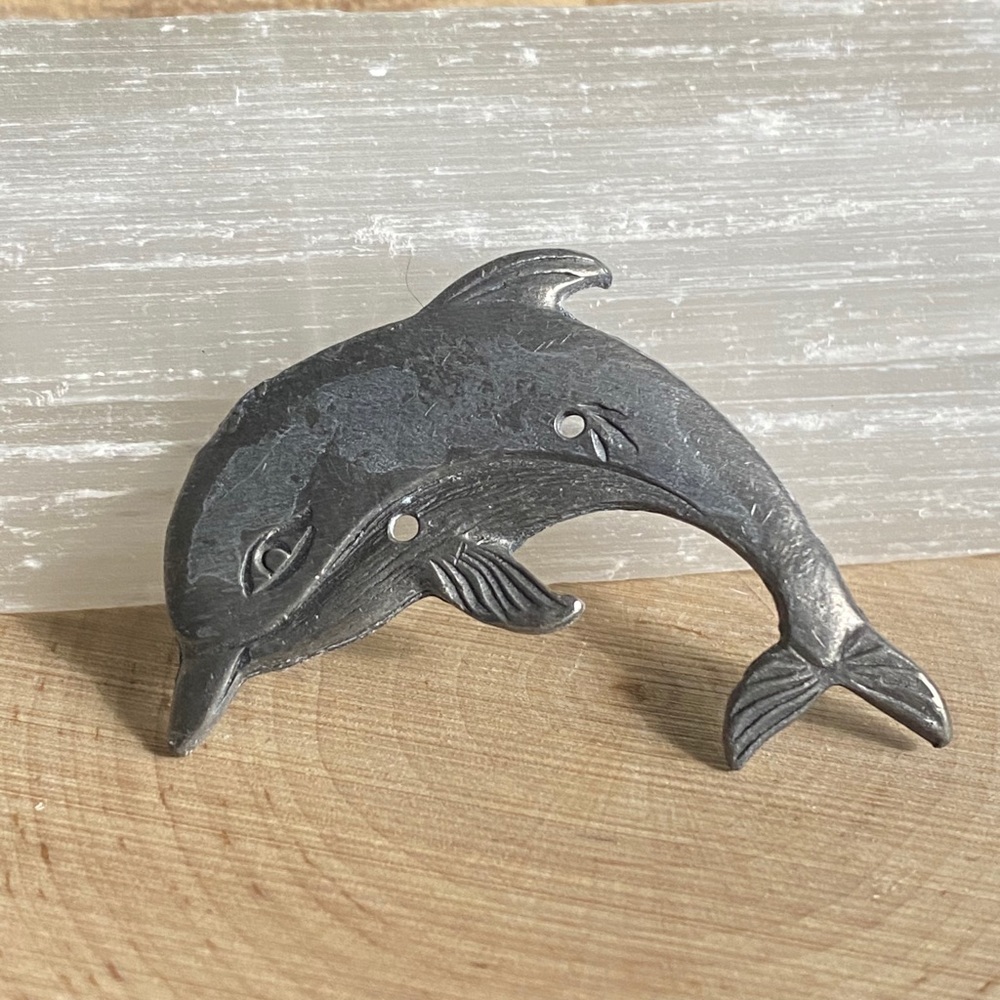 Silvertone dolphin brooch 🐬💘